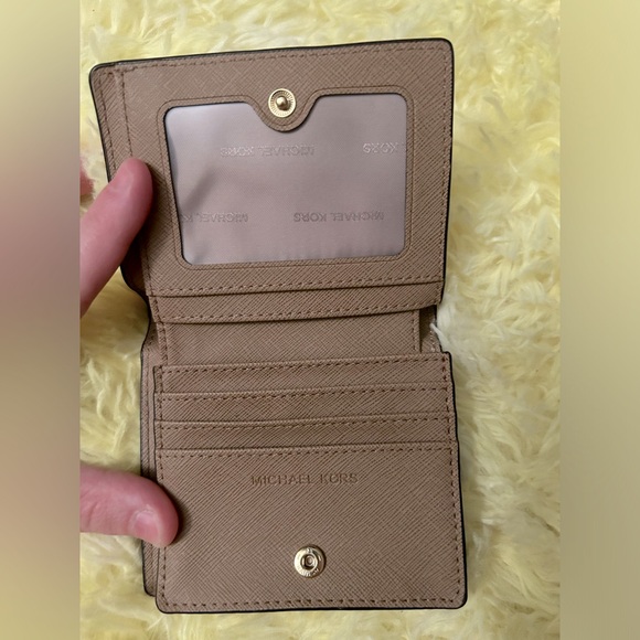 Michael Kors wallet… never used - Picture 2 of 5